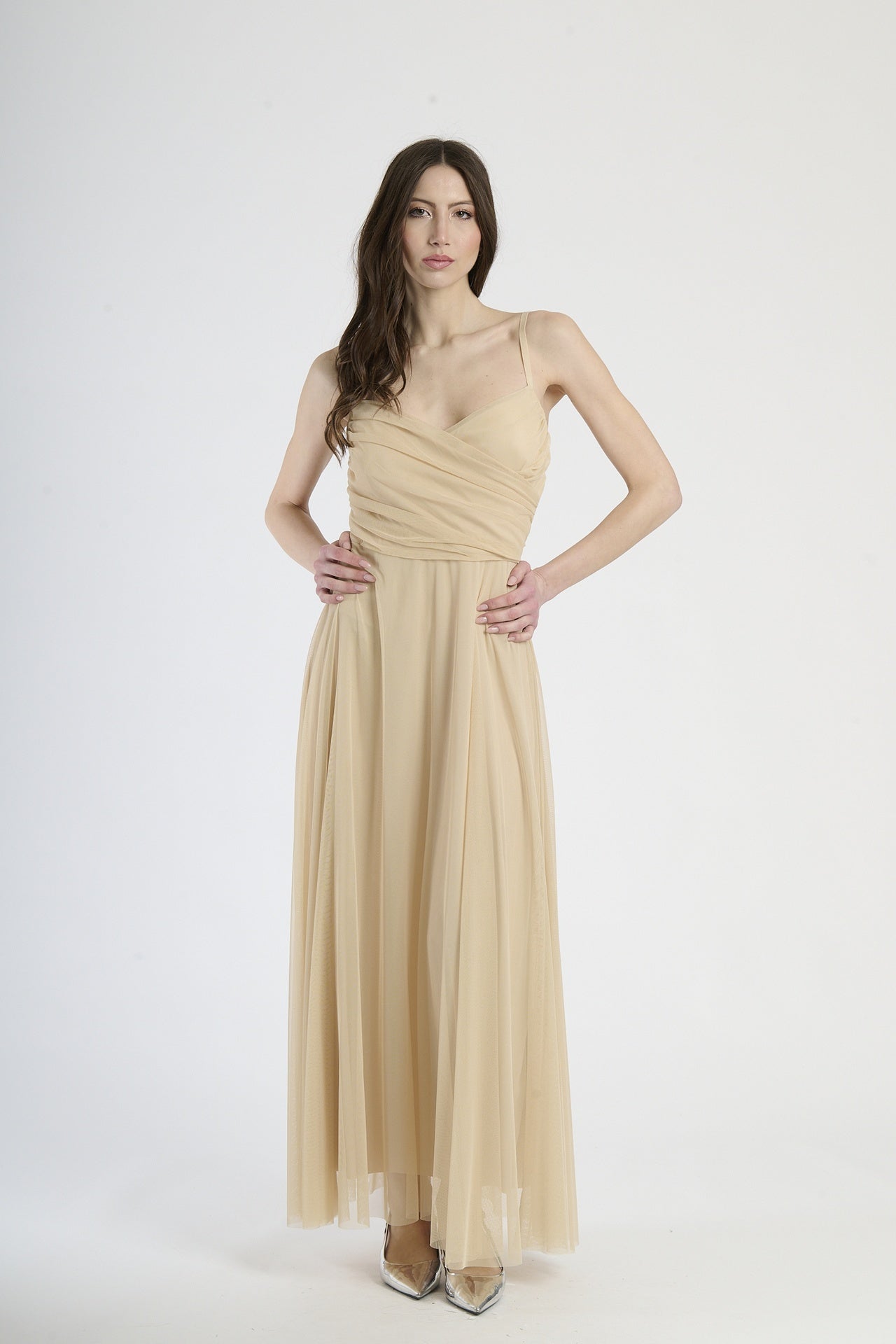 Vestito beige in tulle, design sexy, spalline sottili
