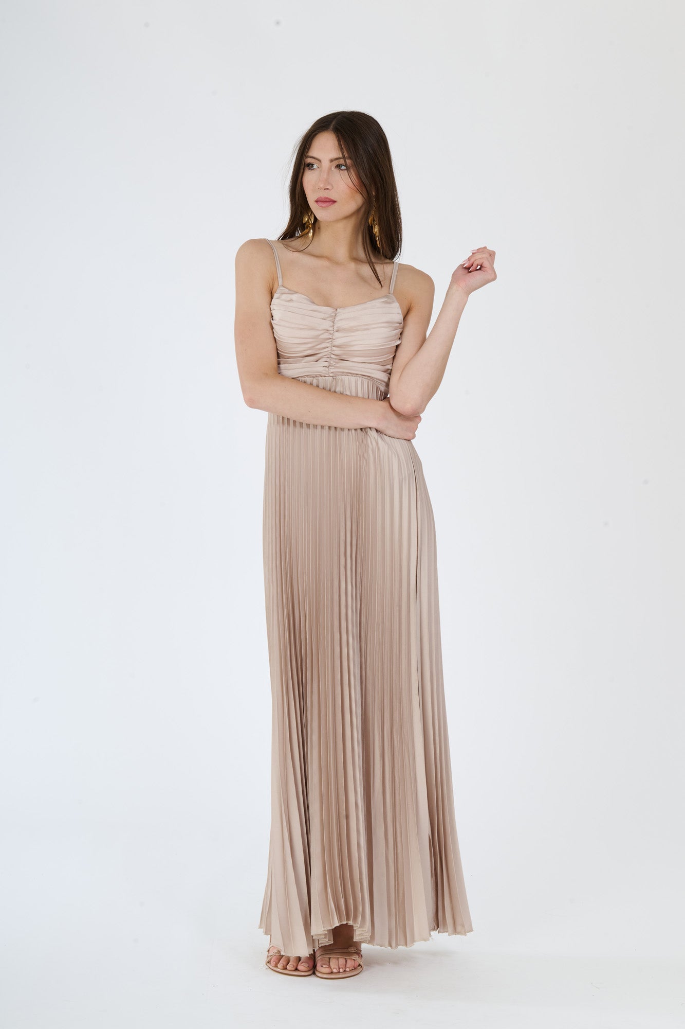 Vestito beige plissé con silhouette avvolgente e gonna dritta, ideale per eventi formali e serate sobrie.
