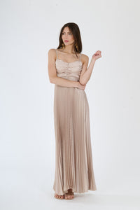 Vestito beige plissé con silhouette avvolgente e gonna dritta, ideale per eventi formali e serate sobrie.