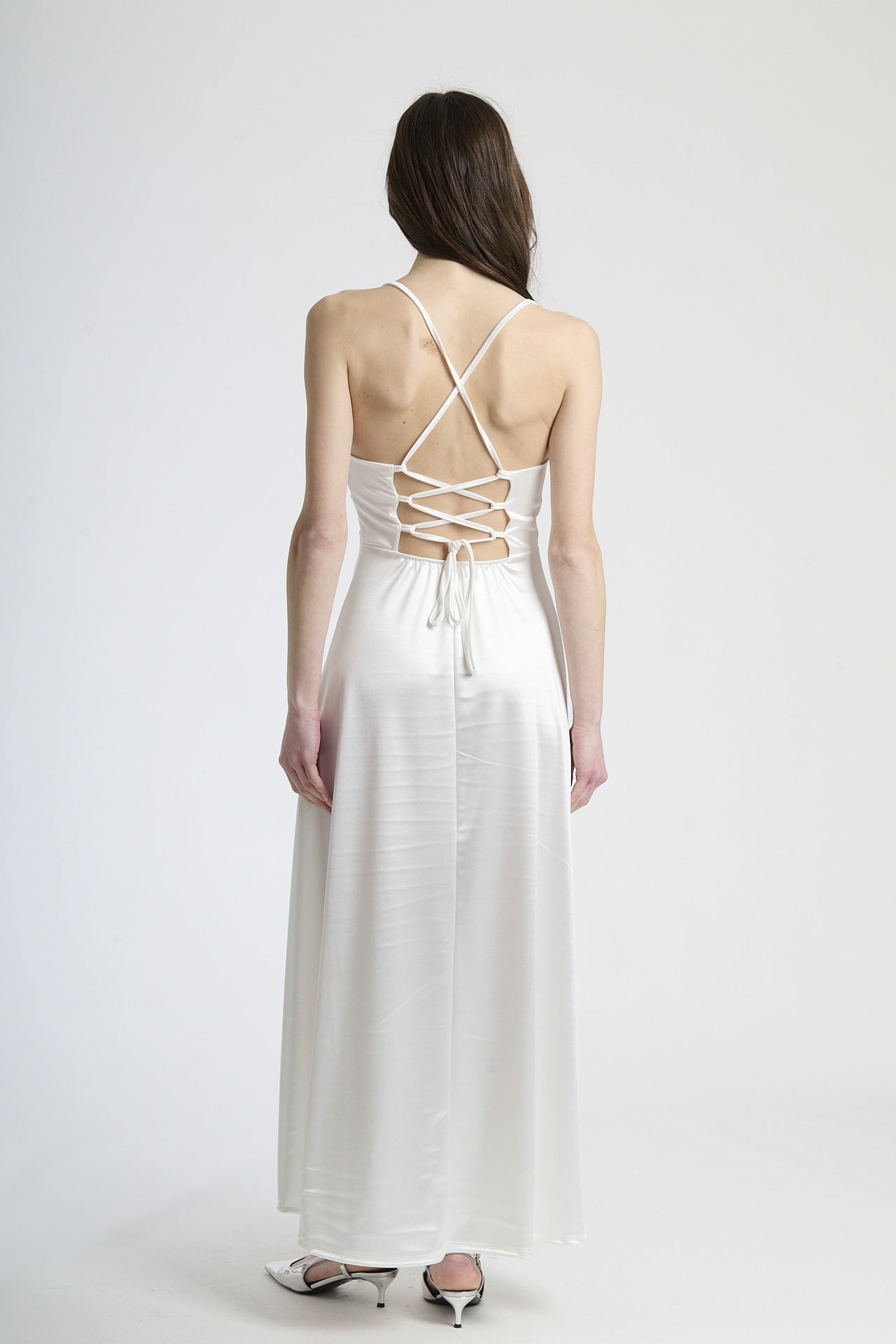 Vestito bianco da sposa in raso, taglio maxi con spalline sottili, perfetto per matrimoni.