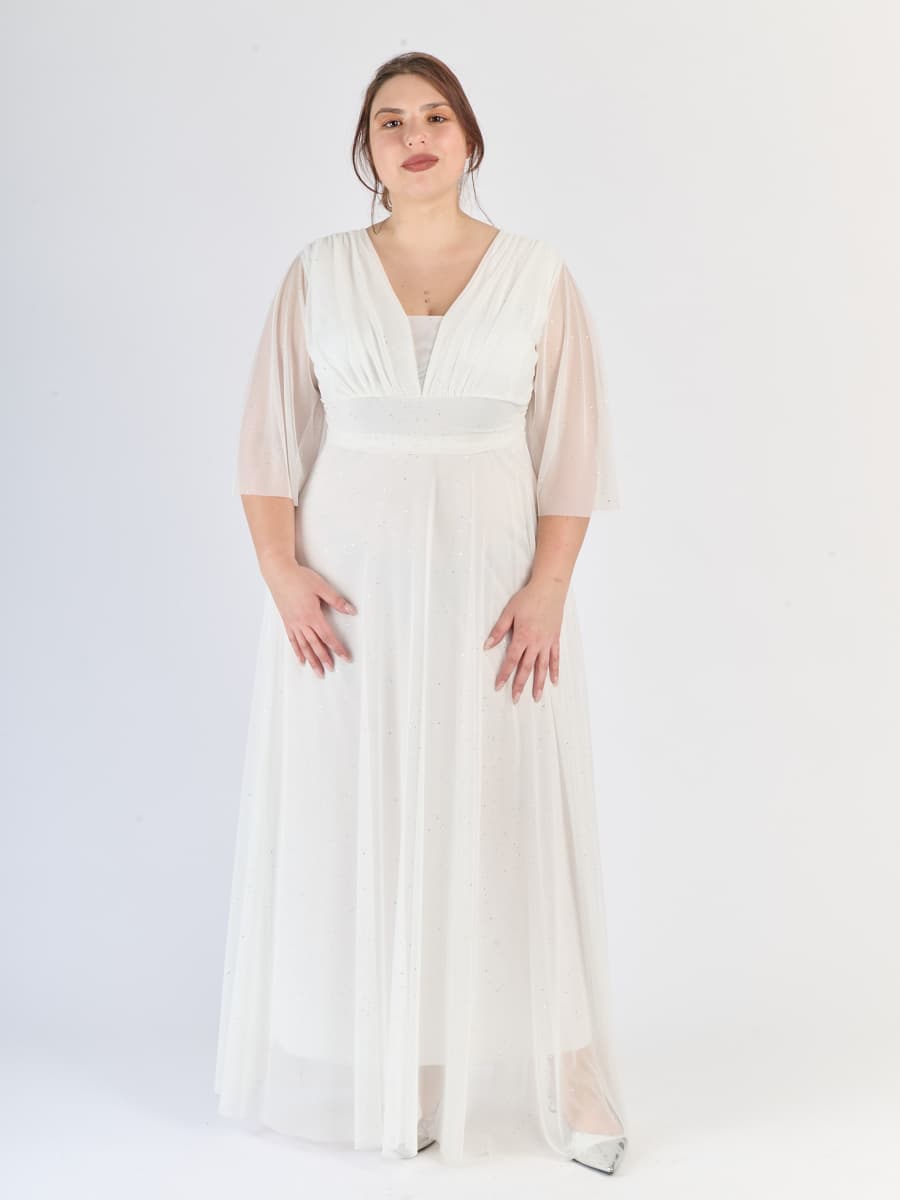 Vestito bianco fluido in tulle, fascia sulla vita e maniche semi - trasparenti, ideale per matrimoni.