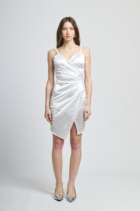 Vestito bianco lucido, ruches decorativa, apertura laterale, stile purista