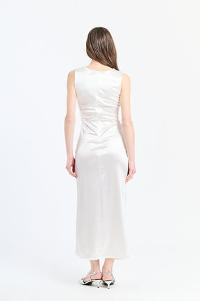 Vestito bianco luminoso con drappeggi sul busto e tessuto lucido