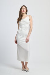 Vestito bianco lungo, con maniche lunghe e collo a torta, elegante e sofisticato.