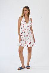 Vestito bianco senza maniche, con spalline larghe e una fascia decorativa alla vita, taglio fluido e lungo.