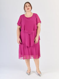 Vestito ciliegio con pannelli sovrapposti, maniche corte traslucide e stile affascinante