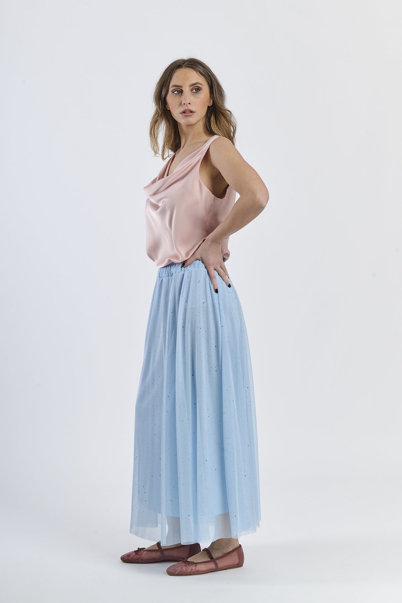 Vestito con gonna azzurra trasparente e top senza spalline