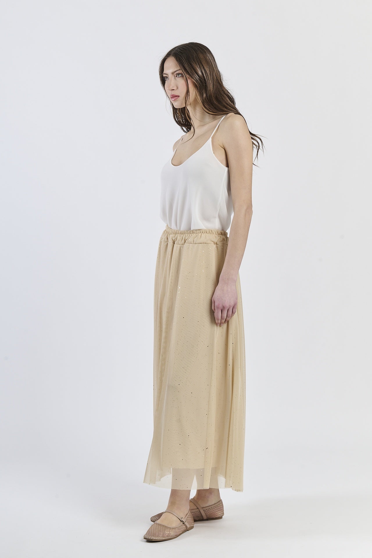 Vestito con gonna beige chiara e top senza spalline