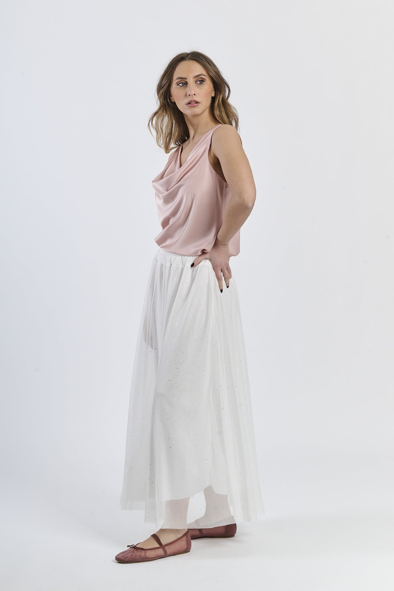 Vestito con gonna bianca pura e top senza spalline