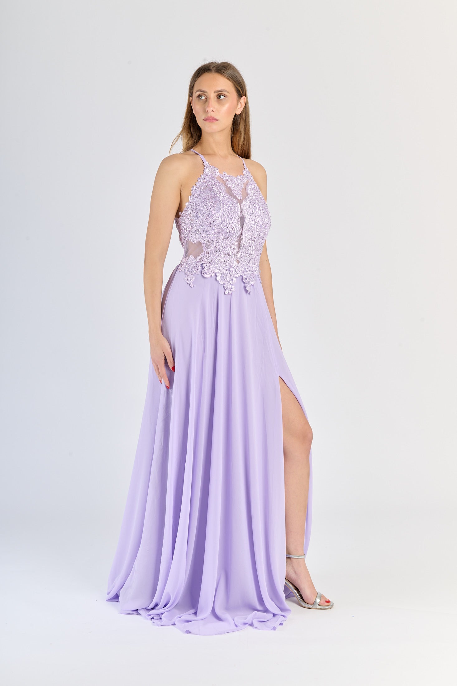 Vestito da cerimonia Lilla, chiffon leggero, pizzo raffinato e apertura stilosa