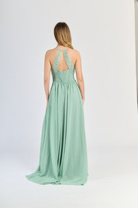 Vestito da cerimonia Salvia, chiffon leggero, pizzo raffinato e apertura stilosa