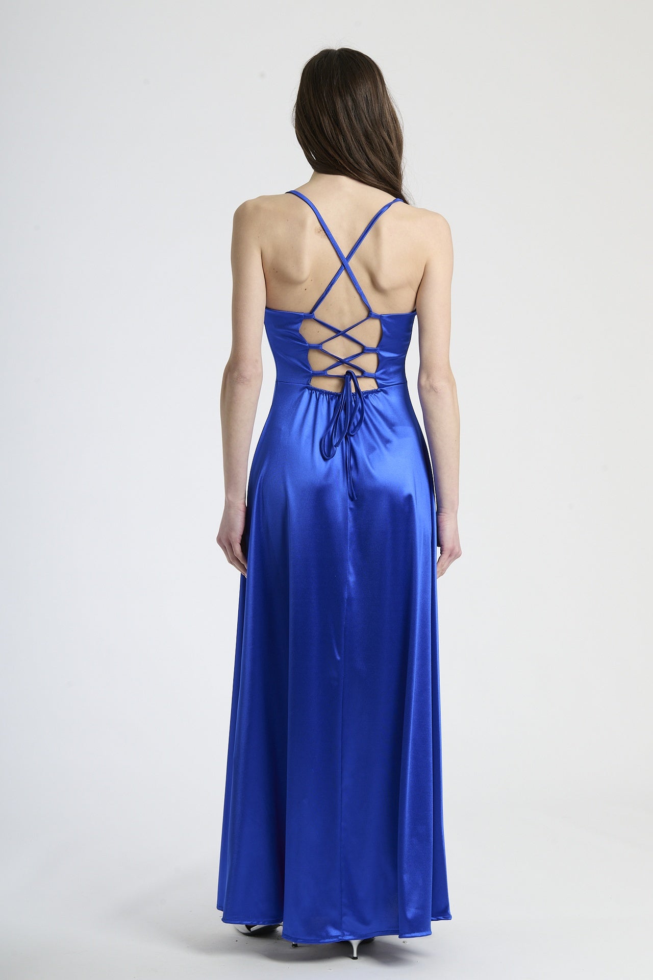 Vestito delicato bluette, taglio maxi con drappi sul busto e apertura sul fianco, adatto per occasioni serali.