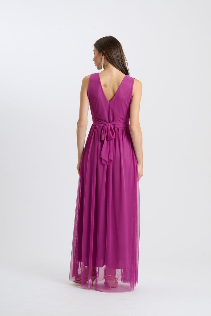 Vestito elegante colore ciliegio, gonna ampia con strati di tulle, senza spalline, perfetto per serate speciali.