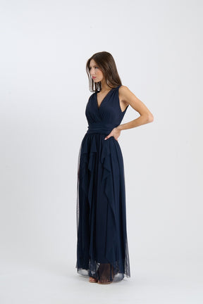 Vestito elegante colore navy, tessuto leggero, senza maniche, gonna ampia con strati di tulle.
