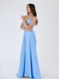 Vestito elegante in tessuto azzurro chiaro, ideale per eventi speciali.