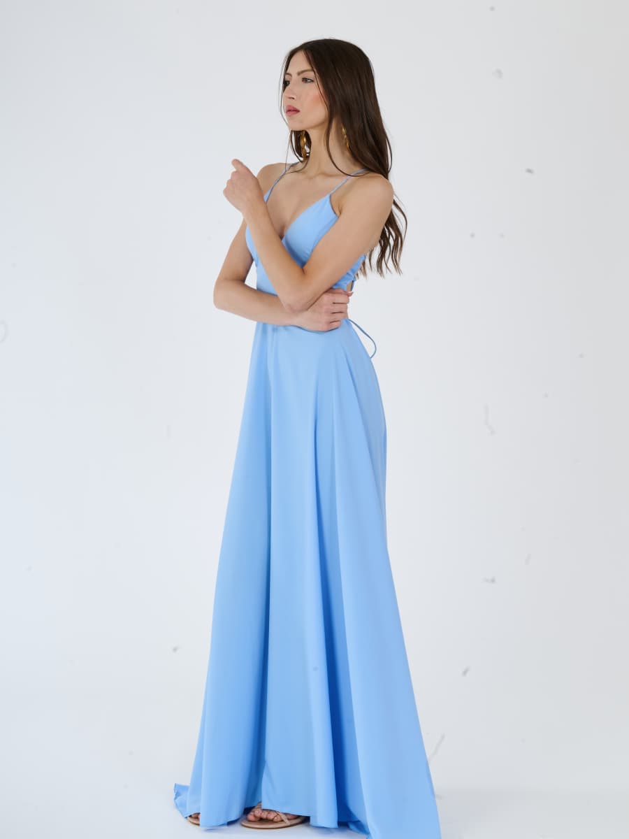 Vestito elegante in tessuto azzurro chiaro, ideale per eventi speciali.