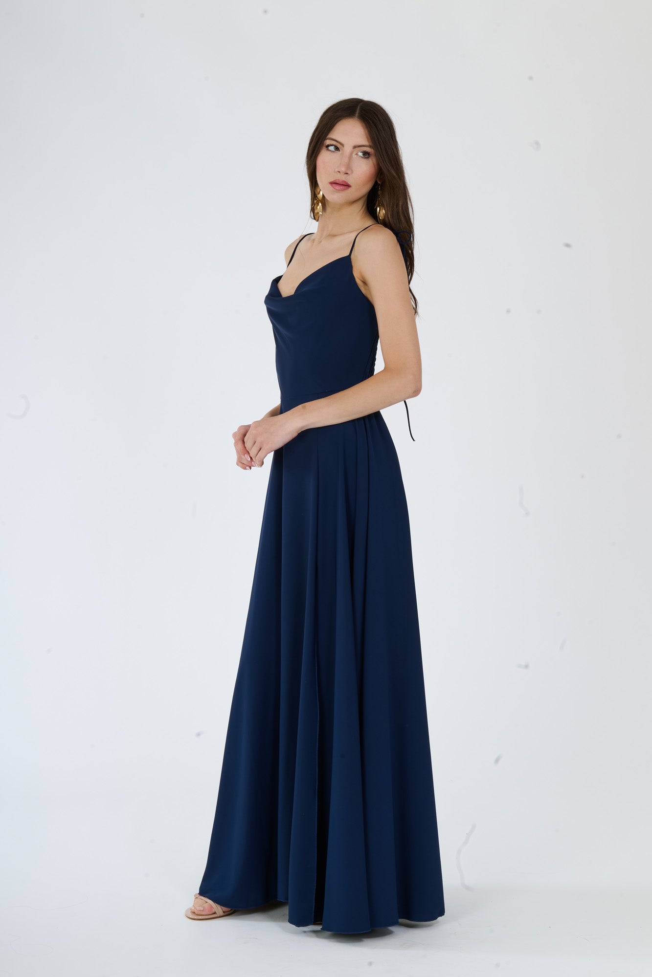 Vestito elegante navy con tessuto liscio e taglio avvolgente, adatto per serate speciali.