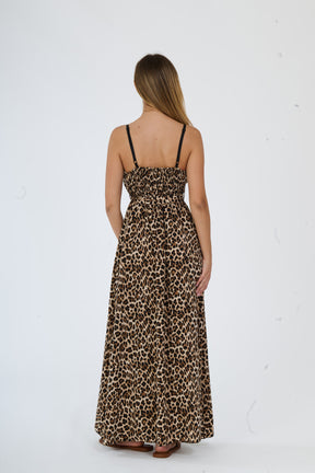 Vestito estivo a motivo leopardo con silhouette allungata e dettagli raffinati, perfetto per un outfit dal carattere.