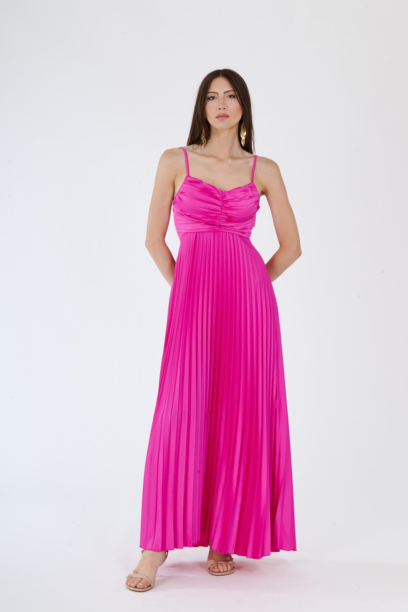 Vestito fuxia plissé con silhouette aderente e gonna fluida, ideale per eventi formali e serate glamour.