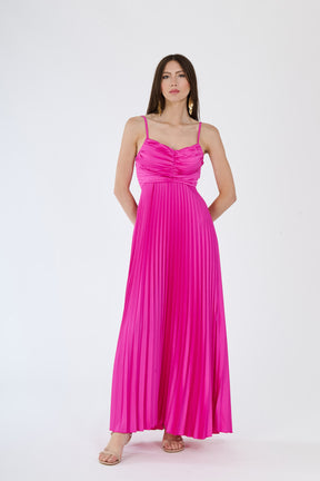Vestito fuxia plissé con silhouette aderente e gonna fluida, ideale per eventi formali e serate glamour.