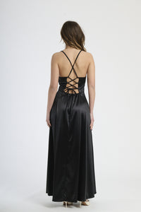 Vestito iconico nero in raso, taglio maxi con spalline sottili, ideale per serate notturne.