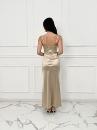 Vestito lungo in raso beige, spalline sottili 