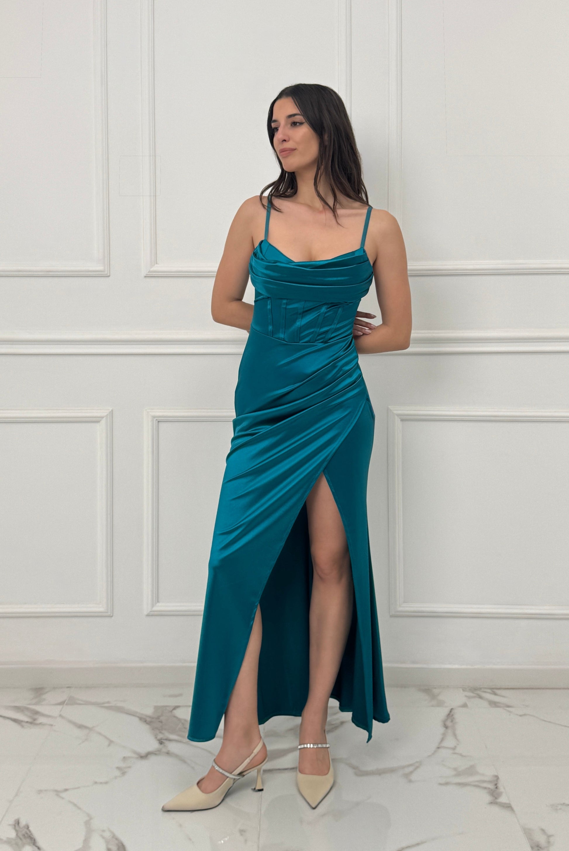 Vestito lungo in raso ottanio, spalline sottili e scollatura a cuore