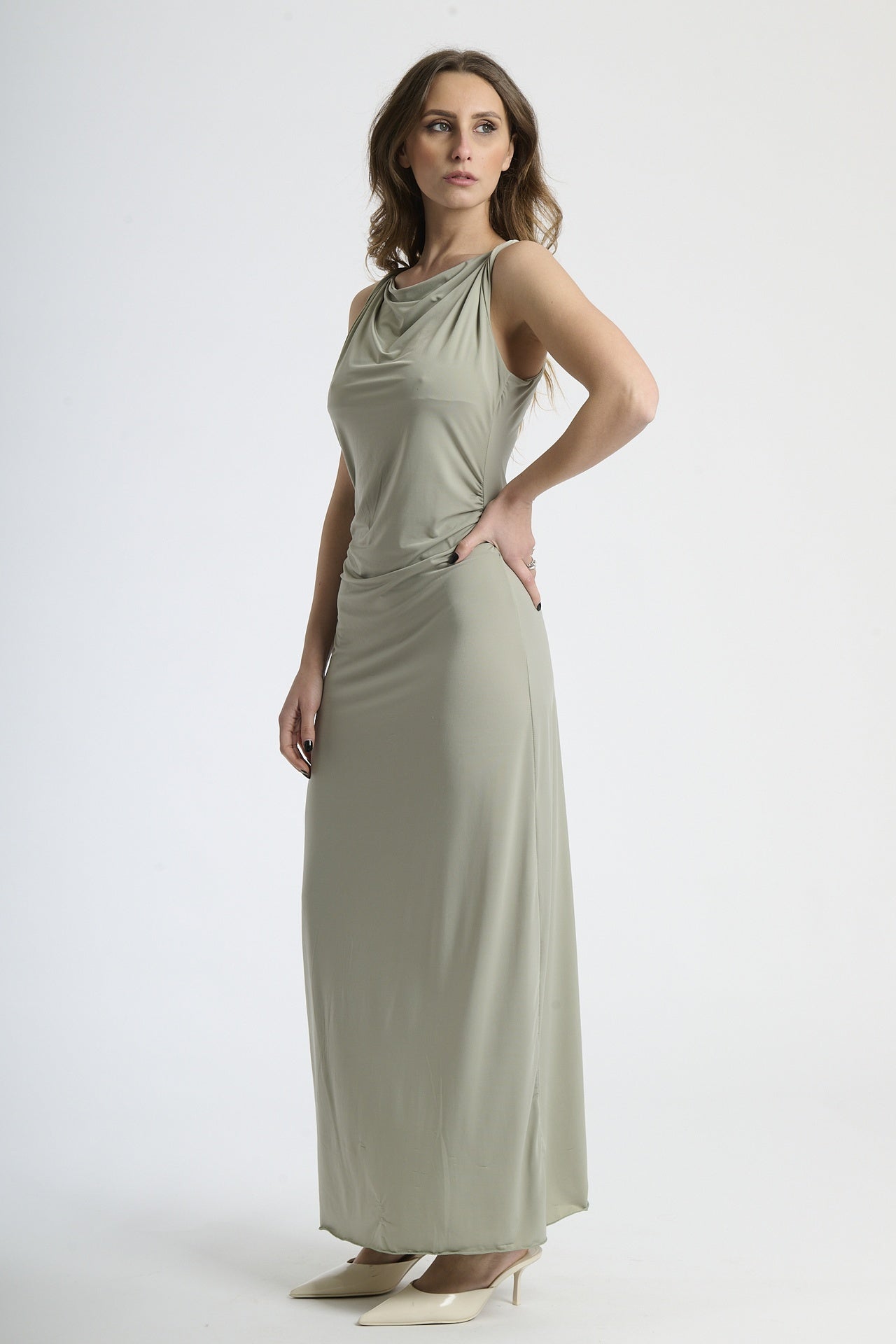 Vestito militare in tessuto jersey, taglio aderente e senza maniche, adatto a occasioni stilose.