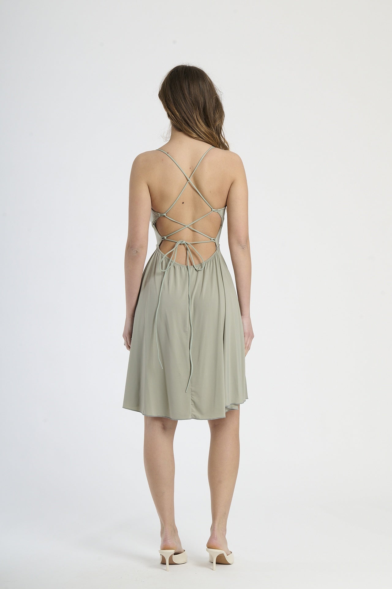 Vestito militare in tessuto opaco, silhouette a campana con bretelle sottili, ideale per un look outdoor e trendy.