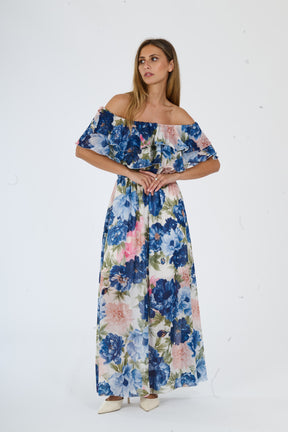 Vestito navy a fiori con taglio a bardot e gonna fluida, ideale per eventi all’aperto e serate sofisticate.