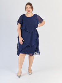 Vestito navy da sera, silhouette avvolgente con strati e maniche svettanti