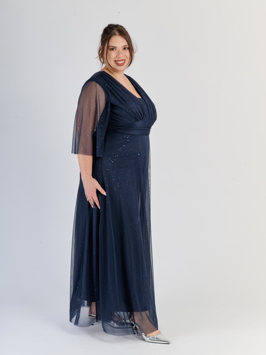Vestito navy fluido in tulle, fascia sulla vita e maniche semi - trasparenti, stile marinaro raffinato.