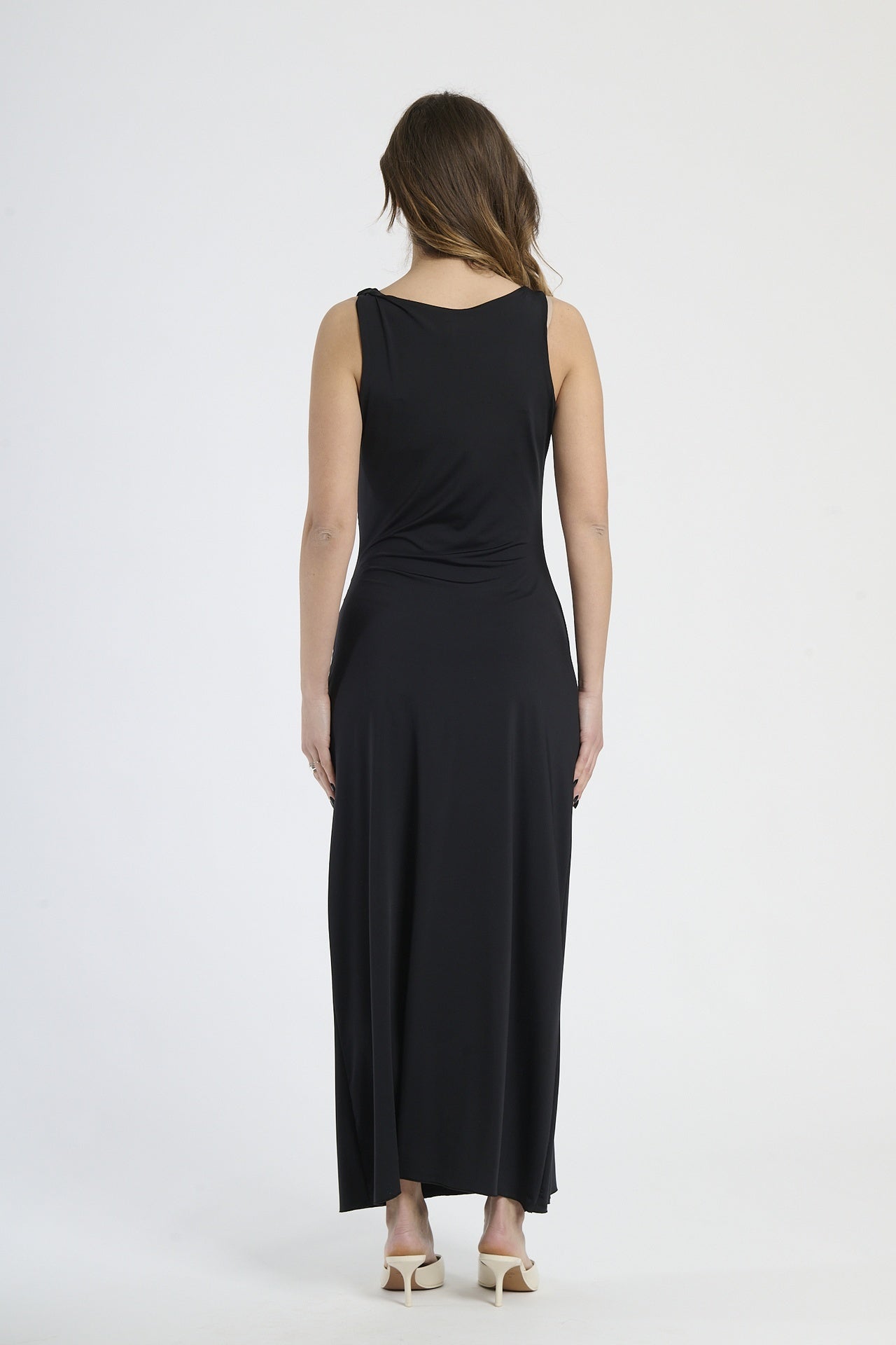 Vestito navy in jersey, taglio fluido e senza maniche, perfetto per eventi formali.