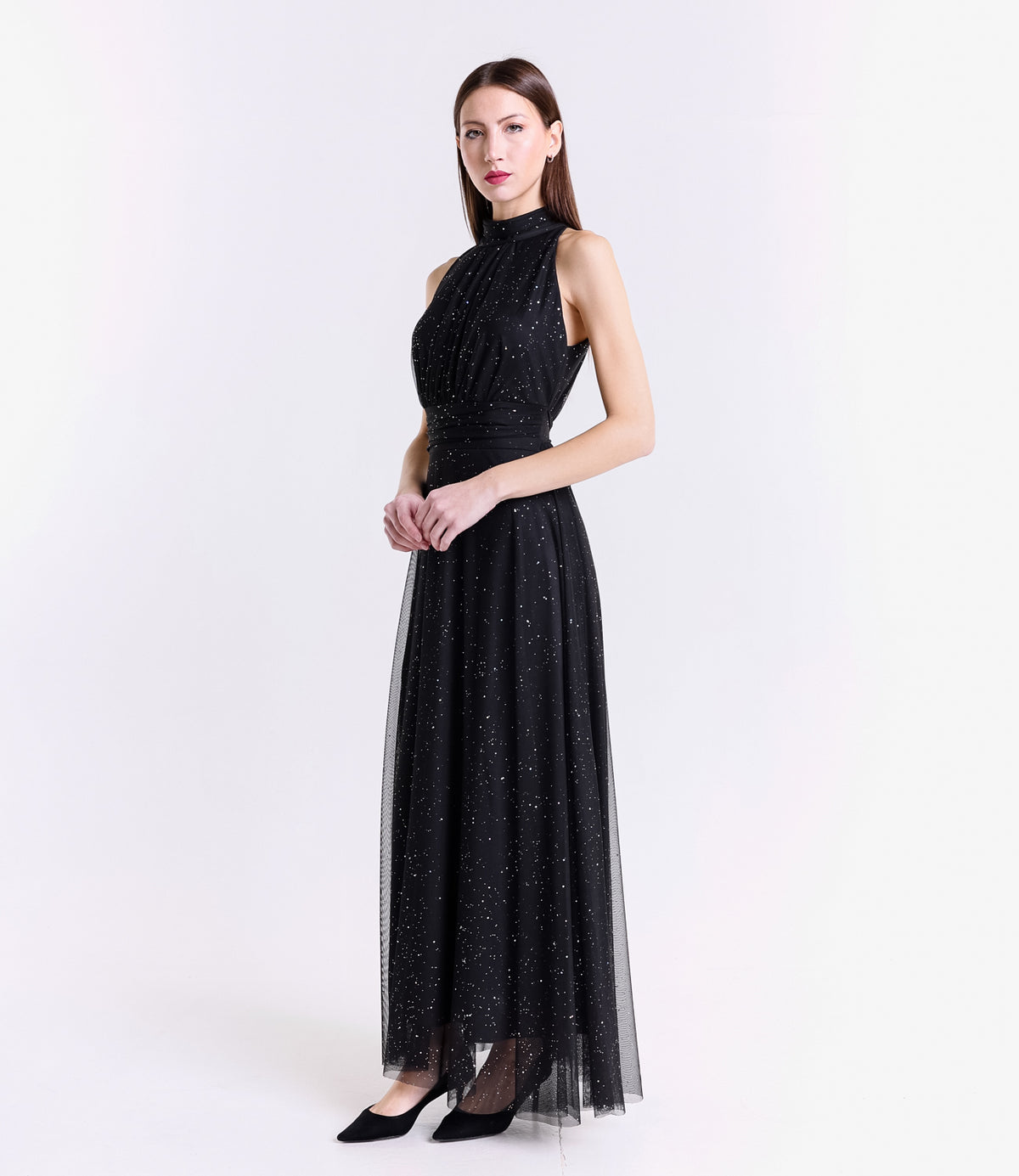 Vestito nero-argento con puzzo e frange posteriori metalliche, aspetto dinamico per eventi.