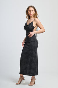 Vestito nero a corpo con dettagli in raso, dando un tocco di lusso.