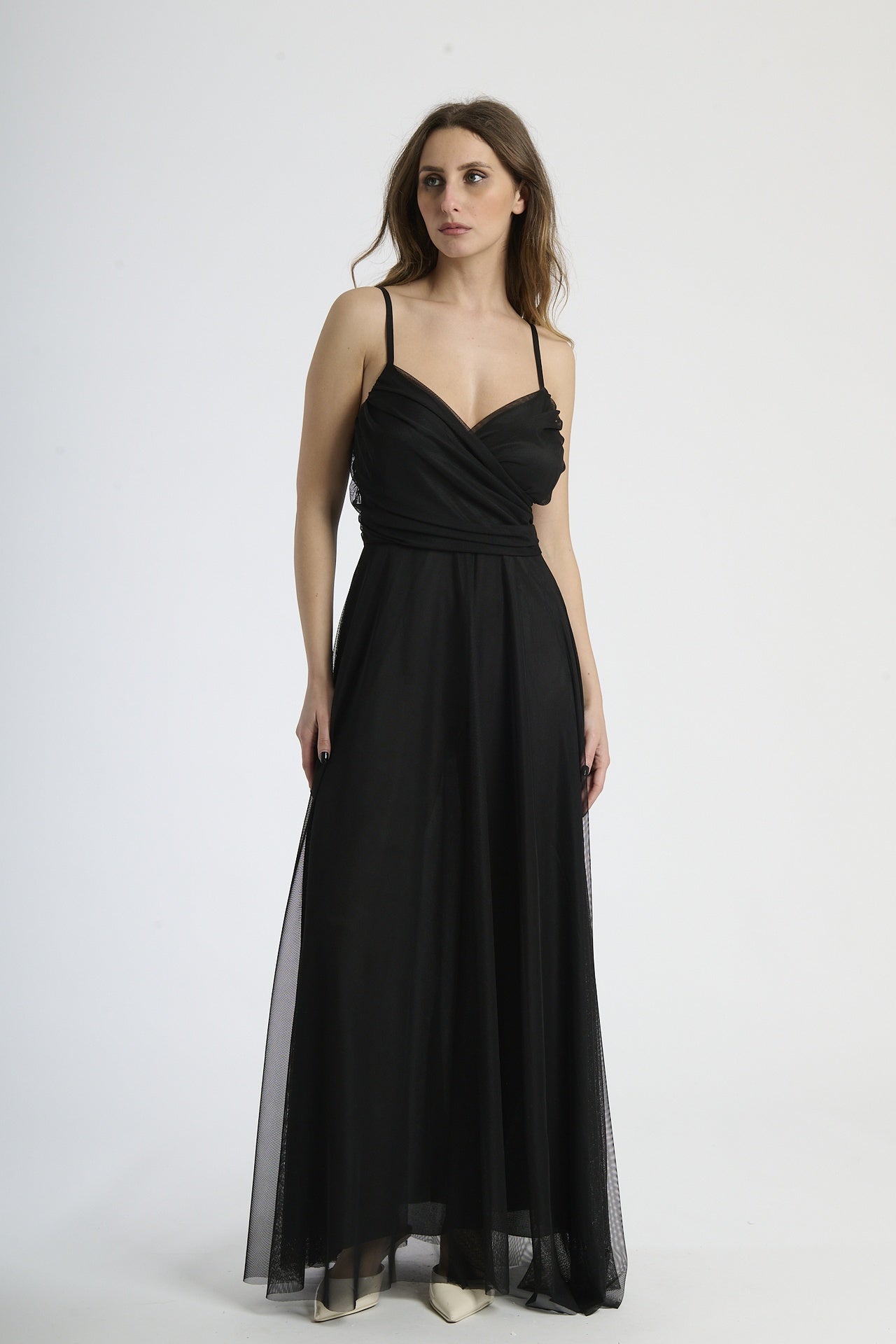 Vestito nero in tulle, spalline sottili, colore intenso