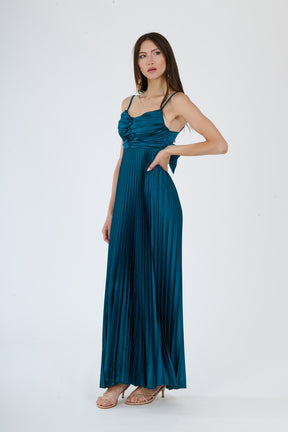 Vestito ottanio plissé con silhouette avvolgente e gonna fluida, ideale per eventi all’aperto e serate estive.