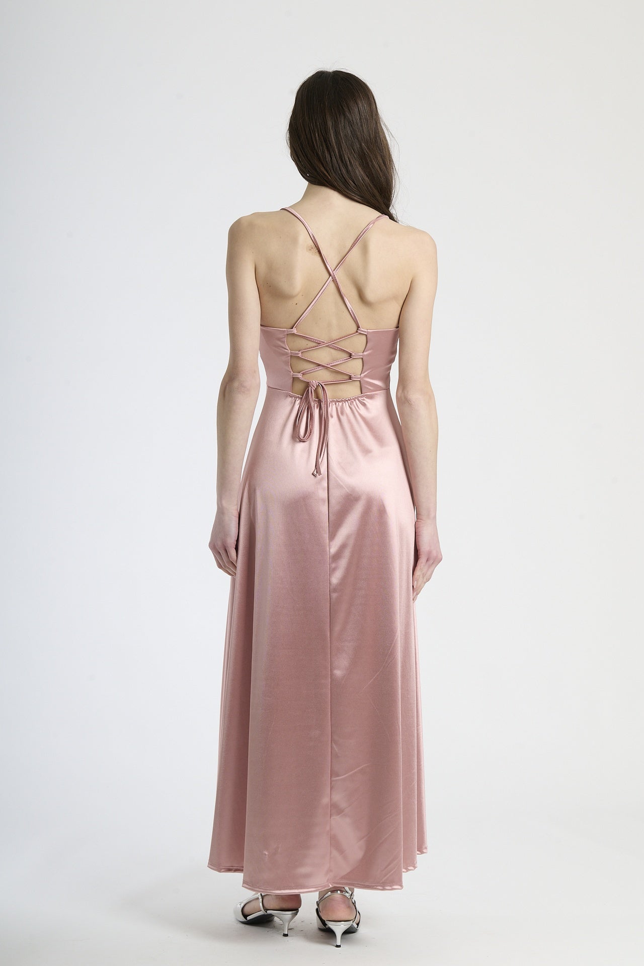 Vestito romantico rosa antico in raso, taglio maxi con spalline sottili, adatto per serate speciali.