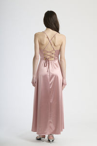 Vestito romantico rosa antico in raso, taglio maxi con spalline sottili, adatto per serate speciali.