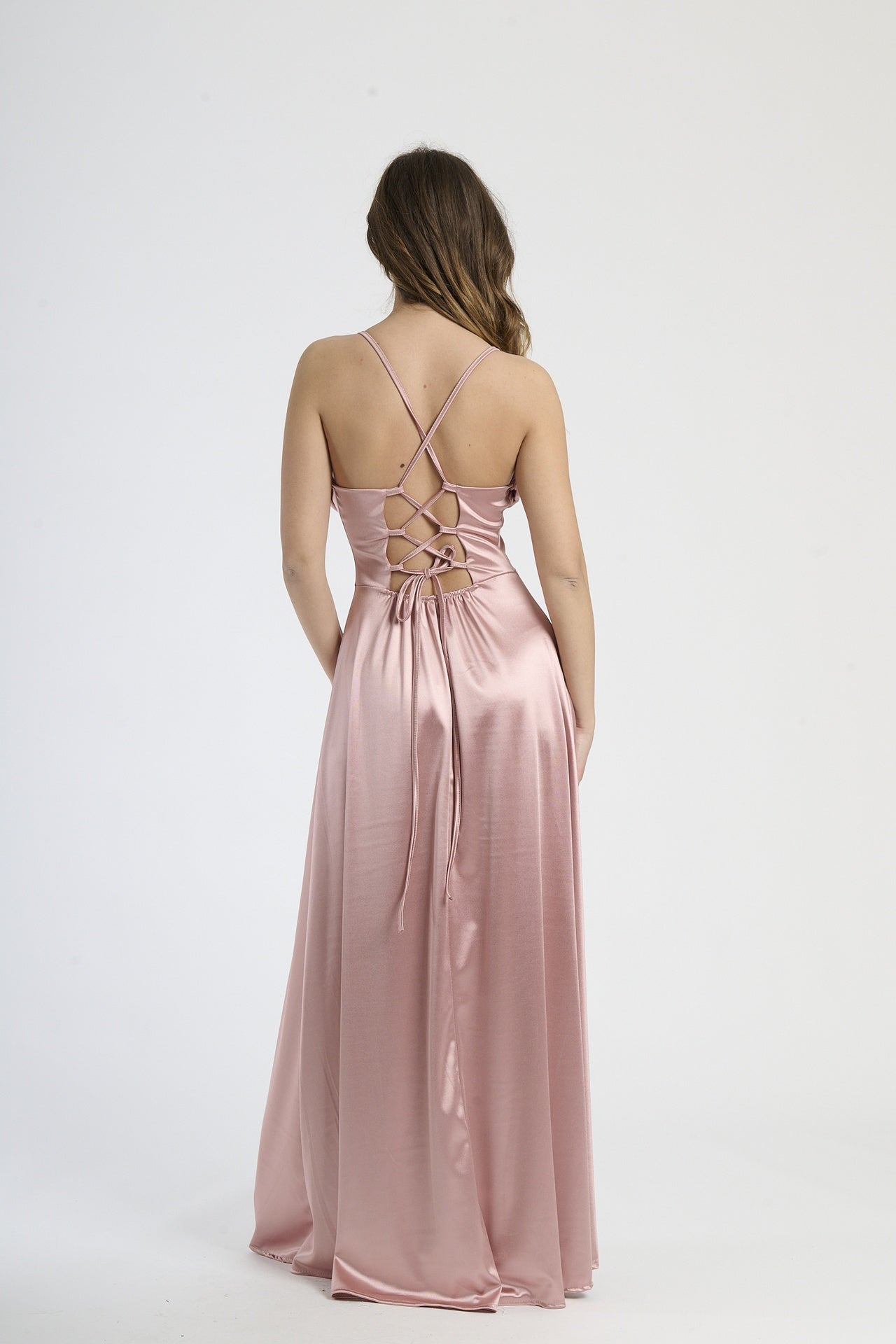 Vestito romantico rosa antico, taglio maxi con drappi sul busto e apertura sul fianco, adatto per serate speciali.