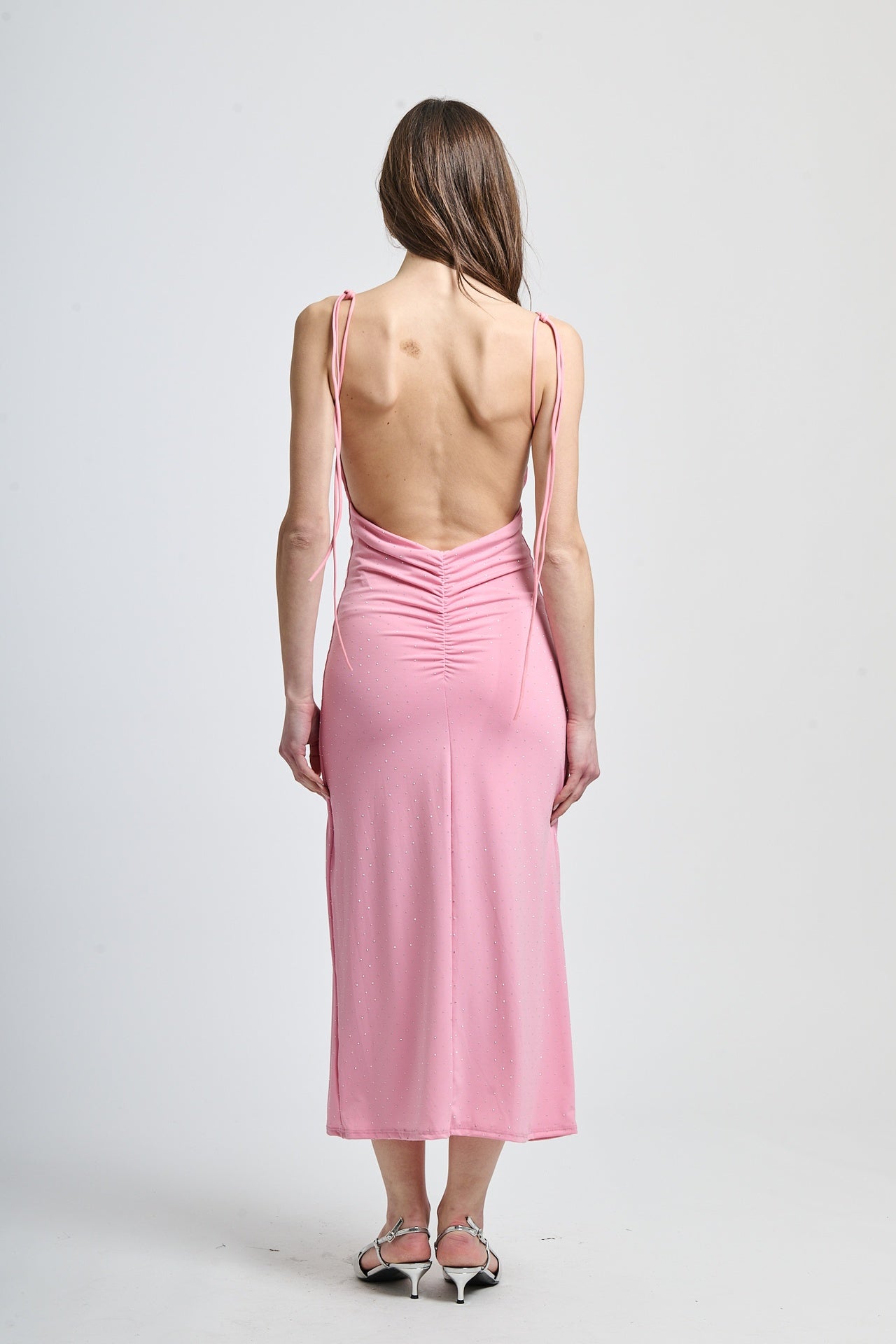 Vestito rosa a scollatura a V e maniche a piumino, per un look sexy e moderno.