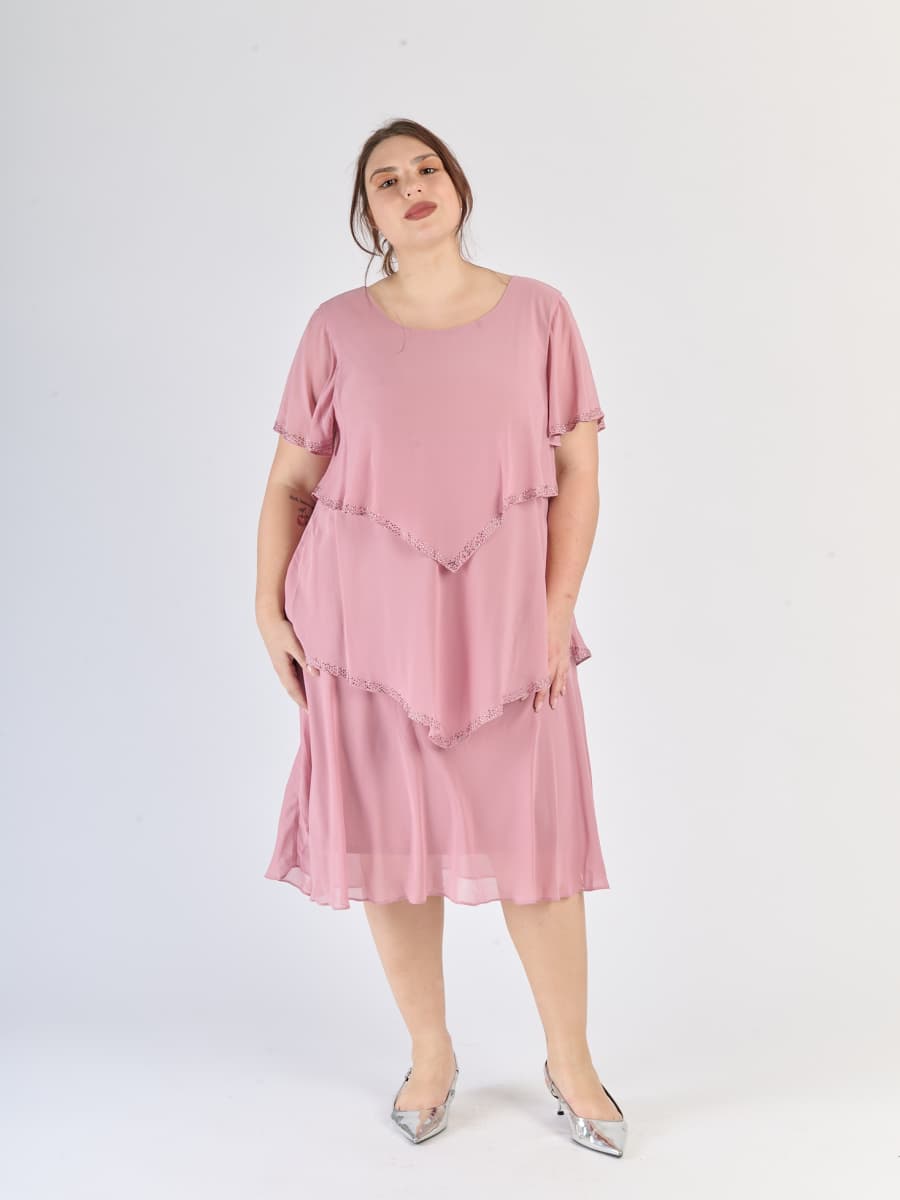 Vestito rosa antico con pannelli sovrapposti, maniche corte traslucide e stile retrò