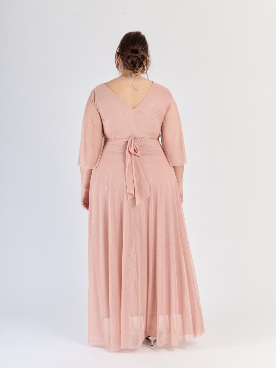 Vestito rosa antico fluido in tulle, fascia sulla vita e maniche semi - trasparenti, per un’atmosfera soffice