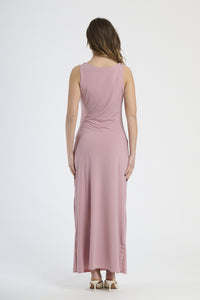 Vestito rosa antico in jersey, taglio fluido e senza maniche, ideale per serate eleganti.