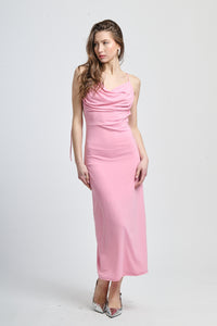 Vestito rosa lungo, con maniche lunghe e collo a torta, elegante e sofisticato.