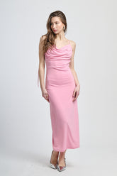 Vestito rosa lungo, con maniche lunghe e collo a torta, elegante e sofisticato.