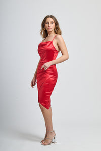 Vestito rosso lucido, scollo cowl neck, apertura laterale, per feste sgargianti