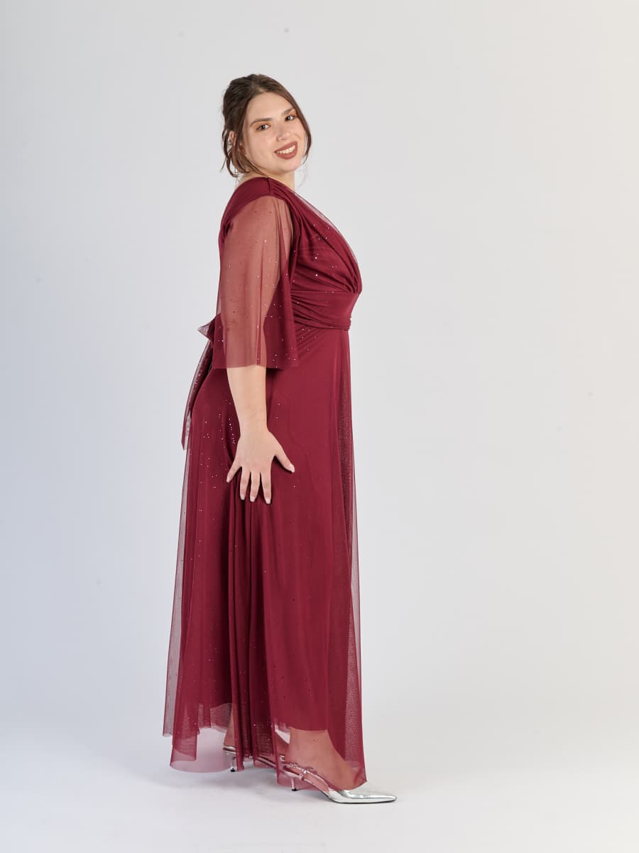 Vestito vino elegante, in tulle, con maniche chiffon e vita snodata, un’opera rossa.