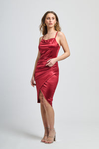 Vestito vino lucido, scollo cowl neck, apertura laterale, per eventi lussuosi