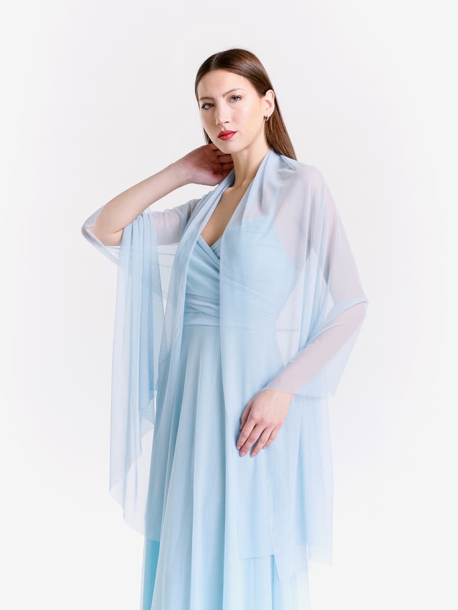Outfit azzuro: abito maxi e mantello coordinato in chiffon, charme azzurro